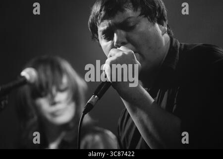 WESLEY GONZALEZ, LIVE-BAND, 2016: Wesley Gonzalez spielt die Walled Garden Stage beim Green man Festival 2016. Brecon, Wales, Großbritannien, 18. August 2016. Bild: Rob Watkins/Alamy Live News. INFO: Wesley Gonzalez ist ein britischer Singer-Songwriter, der für seine unverwechselbare Mischung aus Indie-Pop, Soul und 1970er-inspirierten Sounds bekannt ist. Früher war er Frontmann der Londoner Band Let's Wrestle, begann nach der Auflösung der Band 2015 eine Solokarriere. Gonzalez’ Werk zeichnet sich durch seinen Witz, seine Verletzlichkeit und seine Bereitschaft aus, kreative Grenzen zu überschreiten. Stockfoto