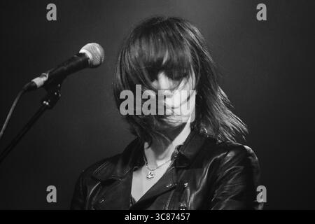WESLEY GONZALEZ, LIVE-BAND, 2016: Wesley Gonzalez spielt die Walled Garden Stage beim Green man Festival 2016. Brecon, Wales, Großbritannien, 18. August 2016. Bild: Rob Watkins/Alamy Live News. INFO: Wesley Gonzalez ist ein britischer Singer-Songwriter, der für seine unverwechselbare Mischung aus Indie-Pop, Soul und 1970er-inspirierten Sounds bekannt ist. Früher war er Frontmann der Londoner Band Let's Wrestle, begann nach der Auflösung der Band 2015 eine Solokarriere. Gonzalez’ Werk zeichnet sich durch seinen Witz, seine Verletzlichkeit und seine Bereitschaft aus, kreative Grenzen zu überschreiten. Stockfoto