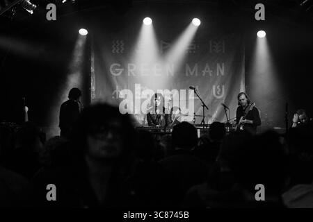 WESLEY GONZALEZ, LIVE-BAND, 2016: Wesley Gonzalez spielt die Walled Garden Stage beim Green man Festival 2016. Brecon, Wales, Großbritannien, 18. August 2016. Bild: Rob Watkins/Alamy Live News. INFO: Wesley Gonzalez ist ein britischer Singer-Songwriter, der für seine unverwechselbare Mischung aus Indie-Pop, Soul und 1970er-inspirierten Sounds bekannt ist. Früher war er Frontmann der Londoner Band Let's Wrestle, begann nach der Auflösung der Band 2015 eine Solokarriere. Gonzalez’ Werk zeichnet sich durch seinen Witz, seine Verletzlichkeit und seine Bereitschaft aus, kreative Grenzen zu überschreiten. Stockfoto