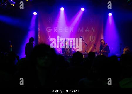 WESLEY GONZALEZ, LIVE-BAND, 2016: Wesley Gonzalez spielt die Walled Garden Stage beim Green man Festival 2016. Brecon, Wales, Großbritannien, 18. August 2016. Bild: Rob Watkins/Alamy Live News. INFO: Wesley Gonzalez ist ein britischer Singer-Songwriter, der für seine unverwechselbare Mischung aus Indie-Pop, Soul und 1970er-inspirierten Sounds bekannt ist. Früher war er Frontmann der Londoner Band Let's Wrestle, begann nach der Auflösung der Band 2015 eine Solokarriere. Gonzalez’ Werk zeichnet sich durch seinen Witz, seine Verletzlichkeit und seine Bereitschaft aus, kreative Grenzen zu überschreiten. Stockfoto