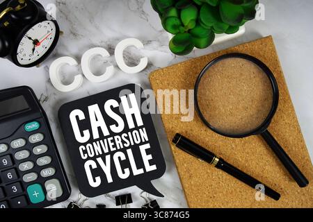 CCC Cash Conversion Cycle Text mit Rechner, Wecker und Lupe auf Marmorhintergrund Stockfoto