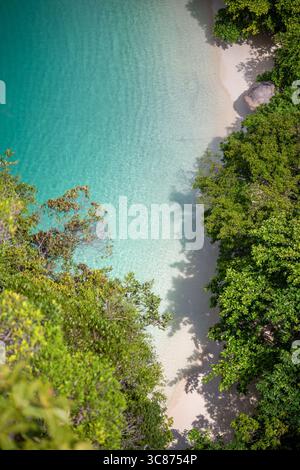 Blick von oben auf den paradiesischen Strand von Koh Hong in der Provinz Krabi, Thailand, mit seinem kristallklaren Wasser und hellem Sand Stockfoto