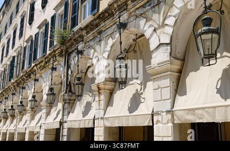 Venezianische Architektur in Korfu-Stadt, Korfu-Insel, Kerkyra, Griechenland. Arkadenterrassen, der Liston auf Korfu ist die Hauptpromenade entlang des Spianada-Platzes. Stockfoto