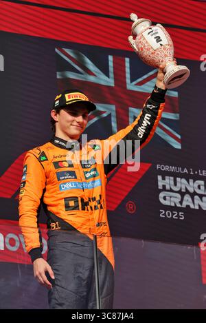 Budapest, Ungarn. August 2025. Oscar Piastri (aus) McLaren feiert seinen zweiten Platz auf dem Podium. 03.08.2025. Formel-1-Weltmeisterschaft, Rd 14, Großer Preis Von Ungarn, Budapest, Ungarn, Wettkampftag. Quelle: James Moy/Alamy Live News Stockfoto