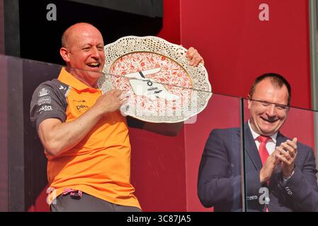 Budapest, Ungarn. August 2025. Mark Ingham (GBR) McLaren Head of Design feiert auf dem Podium. 03.08.2025. Formel-1-Weltmeisterschaft, Rd 14, Großer Preis Von Ungarn, Budapest, Ungarn, Wettkampftag. Quelle: James Moy/Alamy Live News Stockfoto