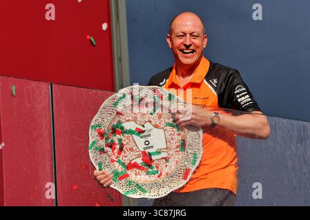 Budapest, Ungarn. August 2025. Mark Ingham (GBR) McLaren Head of Design feiert auf dem Podium. 03.08.2025. Formel-1-Weltmeisterschaft, Rd 14, Großer Preis Von Ungarn, Budapest, Ungarn, Wettkampftag. Quelle: James Moy/Alamy Live News Stockfoto