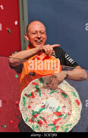 Budapest, Ungarn. August 2025. Mark Ingham (GBR) McLaren Head of Design feiert auf dem Podium. 03.08.2025. Formel-1-Weltmeisterschaft, Rd 14, Großer Preis Von Ungarn, Budapest, Ungarn, Wettkampftag. Quelle: James Moy/Alamy Live News Stockfoto