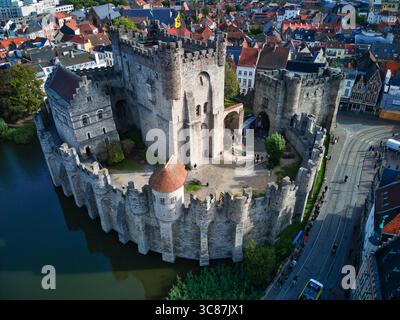 Aus der Vogelperspektive auf die Burg Gravensteen, die majestätisch inmitten der Umarmung der Stadt steht, mit ihren Steinmauern, die jahrhundertelange Geschichte in Gent, Flandern, Belgien widerspiegeln. Stockfoto