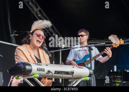 Kitti, Katie Doyle, live beim Lazydays Musikfestival in Priory Park, Southend on Sea, Essex, Großbritannien Stockfoto