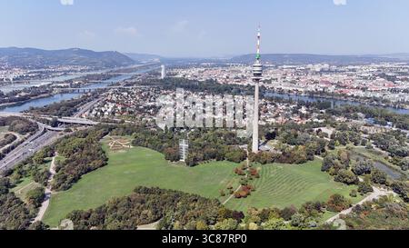 Blick aus der Vogelperspektive auf den Donauturm und die Umgebung, Wien, Österreich Stockfoto
