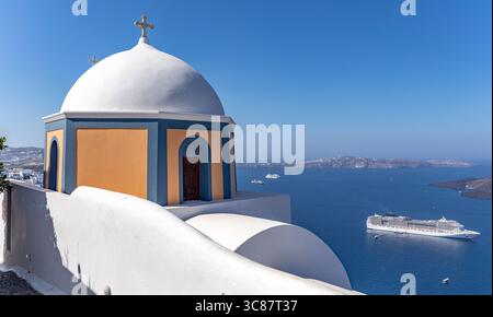 Kapellenkuppel und Kreuzfahrtschiff auf der Insel Santorin, Kykladen, Griechenland Stockfoto