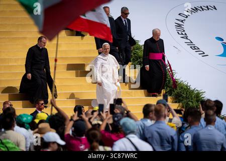 Rom, Italien. August 2025. Papst Leo XIV. Verlässt das Lager Tor Vergata am Ende der Messe zum Jubiläum der Jugend. Quelle: SOPA Images Limited/Alamy Live News Stockfoto