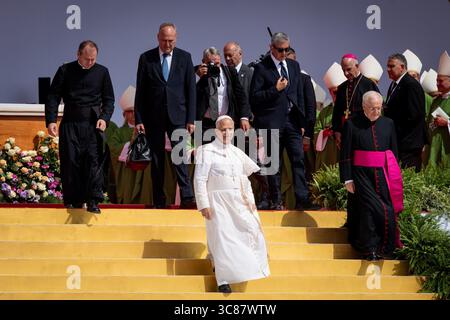 Rom, Italien. August 2025. Papst Leo XIV. Verlässt das Lager Tor Vergata am Ende der Messe zum Jubiläum der Jugend. Quelle: SOPA Images Limited/Alamy Live News Stockfoto