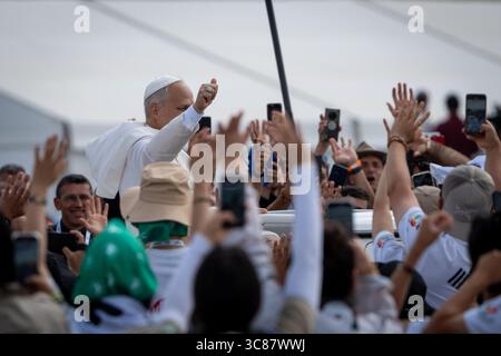 Rom, Italien. August 2025. Papst Leo XIV. Verlässt das Lager Tor Vergata am Ende der Messe zum Jubiläum der Jugend. Quelle: SOPA Images Limited/Alamy Live News Stockfoto