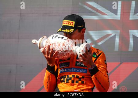 Budapest, Ungarn. August 2025. Lando Norris von McLaren ist auf dem Podium zu sehen, nachdem er am 3. August 2025 den Großen Preis von Ungarn auf dem Hungaroring-Kurs in Mogyorod bei Budapest gewonnen hatte. (Kreditbild: © Beata Zawrzel/ZUMA Press Wire) NUR REDAKTIONELLE VERWENDUNG! Nicht für kommerzielle ZWECKE! Stockfoto