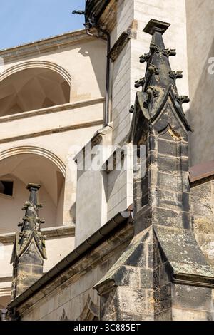 Vertikale Aufnahme zeigt atemberaubende mittelalterliche Architektur auf dem alten deutschen Gebäude. Stockfoto