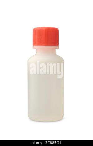 Nahaufnahme einer kleinen durchscheinenden Kunststoffflasche mit rotem Verschluss, isoliertem weißem Hintergrund, Mustervorlage für Verpackungen von Medikamenten ohne Etikett Stockfoto