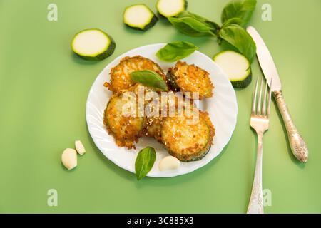 Sommergemüse-Vorspeise mit gebratenen Zucchini und Sesamsamen. Stockfoto