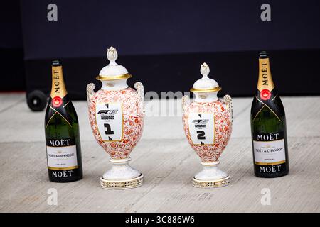 Mogyorod, Hongrie. August 2025. Trophäen beim Großen Preis von Lenovo Ungarn 2025, 14. Runde der FIA Formel-1-Weltmeisterschaft 2025 vom 1. Bis 3. August 2025 auf dem Hungaroring, in Mogyorod, Ungarn - Foto Julien Delfosse/DPPI Credit: DPPI Media/Alamy Live News Stockfoto