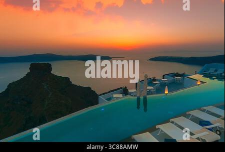 Wo Luxus auf die Landschaft der Insel Santorin trifft Stockfoto