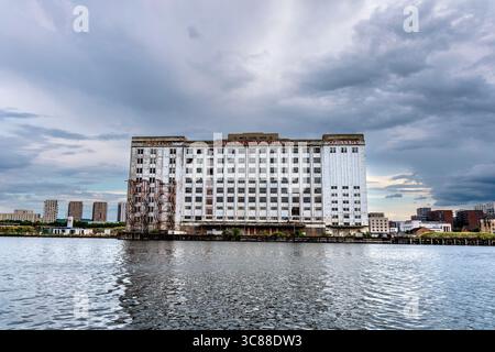 Mehlmühle Millennium Mills aus dem 20. Jahrhundert in Silvertown, London, England Stockfoto