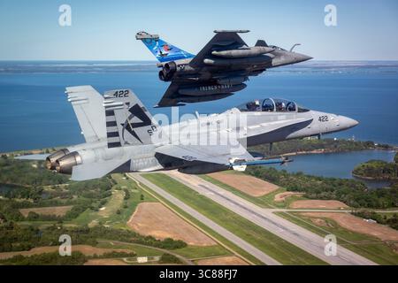 Ein gemeinsames Testteam, das die Flugtestabteilung der französischen Generaldirektion für Rüstungsgüter (DGA/EV), die französische Marine-Luftfahrt-Experimenta, umfasst Stockfoto