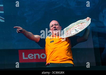 Budapest, Ungarn. August 2025. Ein Mechaniker des Teams McLaren F1 auf dem Podium, während des Formel 1 Lenovo Grand Prix 2025 in Budapest, Ungarn. Quelle: Gabriele Lanzo / Alessio Morgese / Alamy Live News Stockfoto