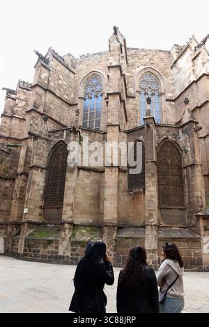 Barcelona, Spanien - 15. März 2025: Touristen bewundern gotische Architektur in der Kathedrale von Barcelona, Spanien Stockfoto