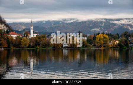 Malerischer Blick auf den See bled mit St.. Martins Pfarrkirche und farbenfrohes Herbstlaub in Bled, slowenien Stockfoto