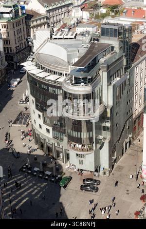 Wien, Österreich - 25. April 2015: Aus der Vogelperspektive von Wien vom Stephansdom zum Stephansplatz vor dem Dom. Stockfoto