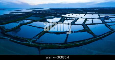 Drohnenansicht der Ria Formosa an der Algarve. Ein geschütztes Gebiet, sowohl ein Küstennaturpark als auch ein Ramsar-Gebiet in der Algarve. Portugal, Stockfoto
