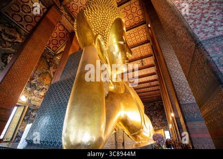 Riesiger goldener liegender Buddha im Wat Pho Tempel in Bangkok, Thailand, vom Kopf aus gesehen Stockfoto