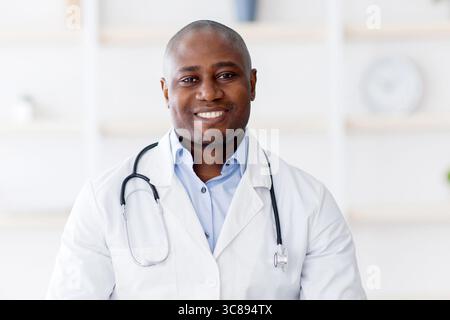 Kopf geschossen Porträt von fröhlichen Arzt in weißen Uniform Beratung Patient online, Blick auf Kamera, Stockfoto