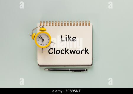 Slogan wie eine Uhr in einem Notebook und ein Wecker. Konzeptionelle Wörter. Pünktlichkeit, Termine, Kopierraum. Stockfoto