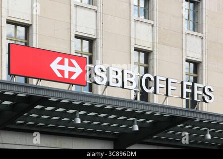 SBB CFF FFS-Logo auf dem Bahnhof Cornavin in Genf, Schweiz. Die Schweizerische Bundesbahn ist die nationale Eisenbahngesellschaft der Schweiz Stockfoto