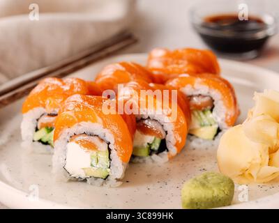 Frisches Philadelphia Sushi Rolls Set mit Lachs und Cream Cheese. Klassisches Philadelphia Sushi-Brötchen mit Lachs und Frischkäse auf Teller. Japanisch d Stockfoto