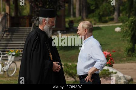 Insel Valaam, Russland. August 2025. Der russische Präsident Wladimir Putin, rechts, spricht mit einem russisch-orthodoxen Mönch während eines Besuchs im Smolensky Skete des Erlösers Verklärungsklosters auf der Insel Valaam, 1. August 2025 im Ladoga-See, Republik Karelien, Russland. Putin traf sich später mit dem weißrussischen Präsidenten Alexander Lukaschenko vor Ort. Quelle: Gavriil Grigorov/Kreml Pool/Alamy Live News Stockfoto