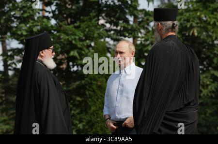 Insel Valaam, Russland. August 2025. Der russische Präsident Wladimir Putin, Mitte, spricht mit russisch-orthodoxen Mönchen während eines Besuchs im Smolensky Skete des Heiland-Verwandlung-Klosters auf der Insel Valaam, 1. August 2025 im Ladoga-See, Republik Karelien, Russland. Putin traf sich später mit dem weißrussischen Präsidenten Alexander Lukaschenko vor Ort. Quelle: Gavriil Grigorov/Kreml Pool/Alamy Live News Stockfoto