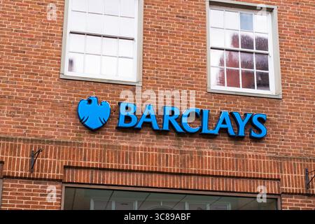 Shrewsbury, Shropshire, Großbritannien - 3. August 2025: Externes Logo und Beschilderung von Barclays, einer britischen High Street Bank Stockfoto