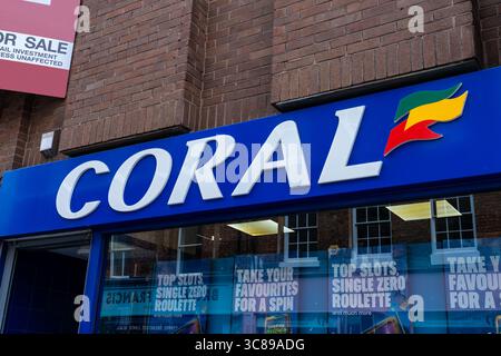 Shrewsbury, Shropshire, Großbritannien - 3. August 2025: Externes Logo und Beschilderung des britischen Wettbüros Coral Stockfoto