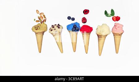 Verschiedene hausgemachte Eiswaffelkegel in einer Reihe bunte verschiedene Geschmacksrichtungen auf einem Schieferhintergrund Stockfoto