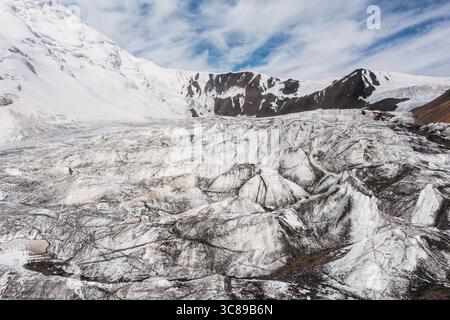 Lanin Gletscher malerische Weitwinkelaufnahme mit riesigen Serakern und Gletscherspalten, die langsam das Tal hinuntergehen, umgeben von hohen Berggipfeln einschließlich Yuh Stockfoto