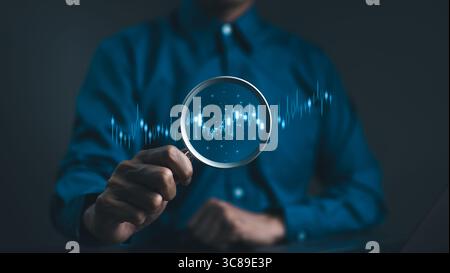 Aktienhandel und Anlagekonzept. Geschäftsmann oder Händler Hand mit Lupe mit virtuellem Börsendiagramm Marktdiagramm. Devisenwechsel, trad Stockfoto