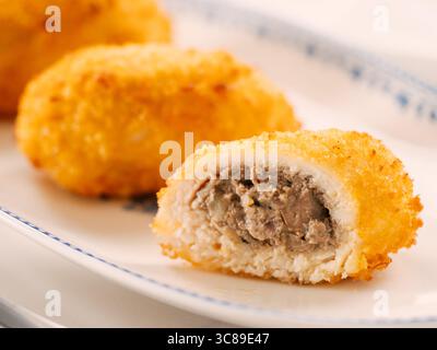 Knuspriges paniertes Schnitzel. Drei perfekte knusprige Schnitzel auf dem Teller. Köstliche gebratene Schnitzel in Semmelbröseln aus Rindfleisch, Schweinefleisch, Hühnerfleisch oder Fisch Stockfoto