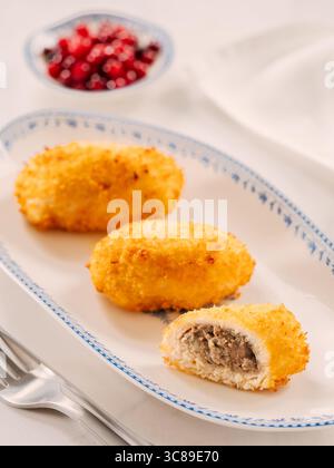 Knuspriges paniertes Schnitzel. Drei perfekte knusprige Schnitzel auf dem Teller. Köstliche gebratene Schnitzel in Semmelbröseln aus Rindfleisch, Schweinefleisch, Hühnerfleisch oder Fisch Stockfoto