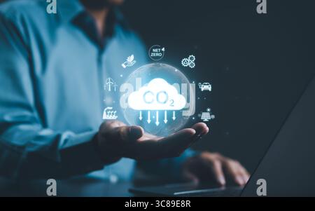 CO2-Fußabdruck-Konzept. Halten Sie das Symbol für die Kohlenstoffreduzierung gedrückt. Null und CO2-neutral, CO2-Emissionen, CO2-Neutralität, nachhaltige Energie, Umwelt Stockfoto