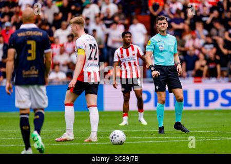 Eindhoven - Schiedsrichter Joey Kooij beim Johan Cruijff Schaal, dem ersten offiziellen Spiel der Saison 2025/2026 zwischen PSV und Go Ahead Eagles. Der Johan Cruijff Schaal XXIX wird am 3. August 2025 im Philips Stadion in Eindhoven ausgetragen. (VK Sportphoto/Raymond Smit) Stockfoto