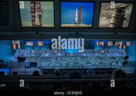 Merritt Island, Florida - 7. Juli 2025: Kontrollzentrum neben der Apollo/Saturn V Attraktion im Kennedy Space Center. Stockfoto