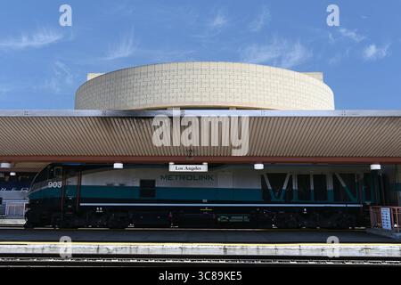 LOS ANGELES, KALIFORNIEN - 30. JULI 2025: Metrolink-Zug am Bahnsteig der Union Station in der Innenstadt VON LA. Stockfoto