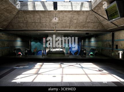 LOS ANGELES, KALIFORNIEN - 30. JULI 2025: Fahrstuhl und Rolltreppen zu den U-Bahn-Zügen innerhalb der Union Station im Stadtzentrum VON LA. Stockfoto